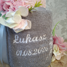 tort z ręczników personalizowanych na prezent szaro różowy